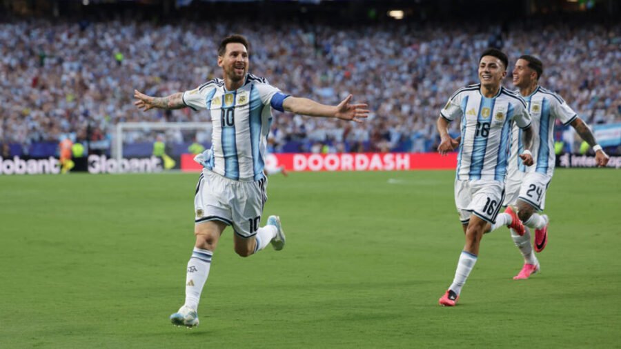 كأس العالم: الأرجنتين تكتسح الجزائر 3-0… وميسي يعادل رقم كلوزه في أكبر عدد أهداف بتاريخ البطولة